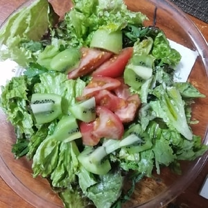 ブロッコリーとキウイプチトマトのサラダ